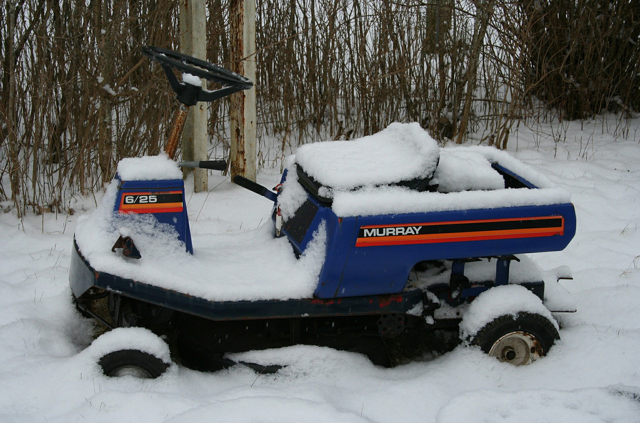 Aufsitzrasenmäher / Rasentraktor im Schnee