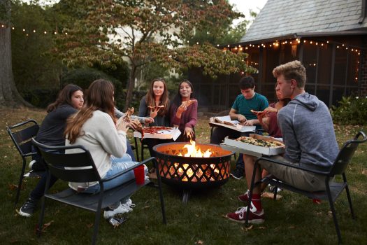 Gemeinsam die Zeit am Gartenfeuer genießen. Foto: monkeybusiness via Envato