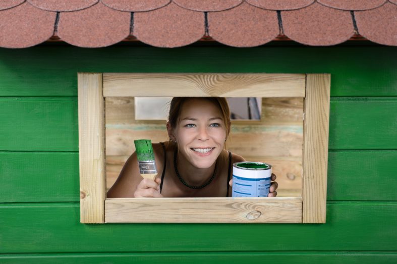 Beim Streichen eines Gartenhauses sollte man eine Reihe unterschiedlicher Dinge beachten. Foto: © gradt /stock adobe