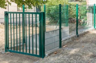 Das Gartentor für einen Doppelstabmattenzaun sollte möglichst sicher sein. Foto: © Ralf Geithe /stock adobe