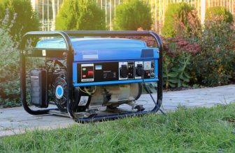 Ein Stromgenerator leistet gute Dienste, falls der Garten keinen eigenen Stromschluss hat. Foto ©jpjariz stock adobe