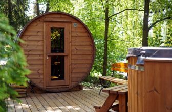 Die Sauna im eigenen Garten – Entspannung und Wellness pur. Foto ©chrupka depositphotos