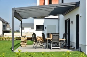 Eine Terrassenüberdachung bietet vielfältige Vorteile. Foto © Hermann stock adobe